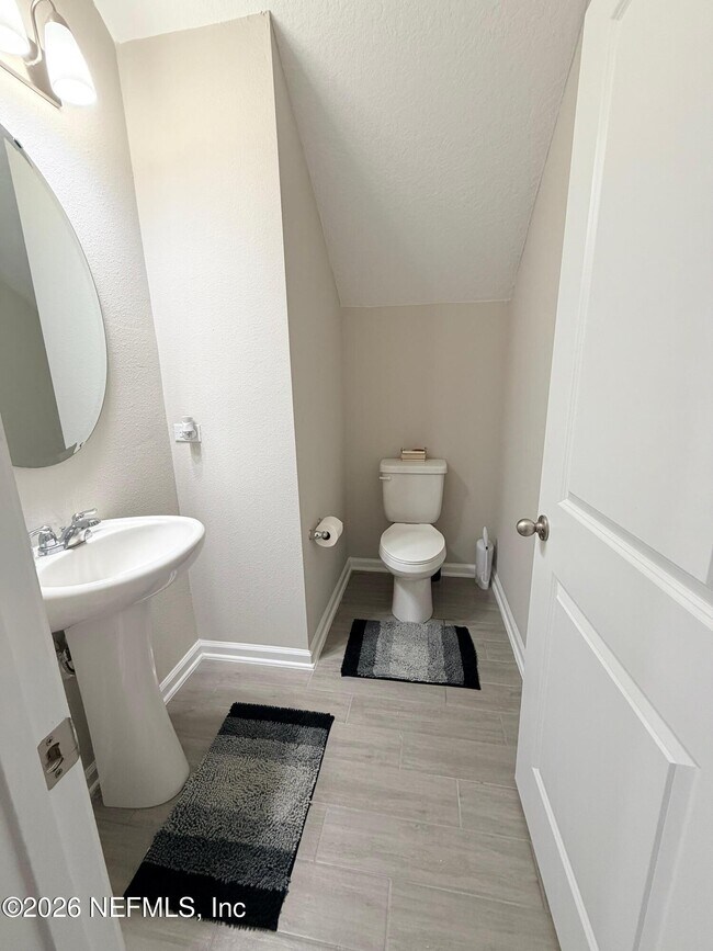 Building Photo - 70 Golden Fern Dr