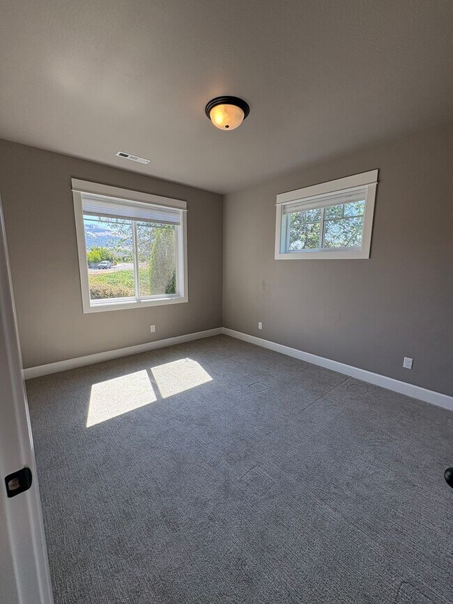 Building Photo - 426 Frontier Ct