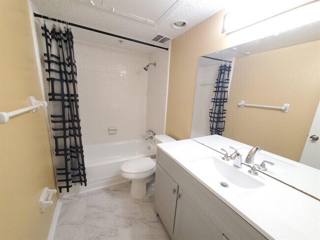 Building Photo - 6410 Del Monte Dr
