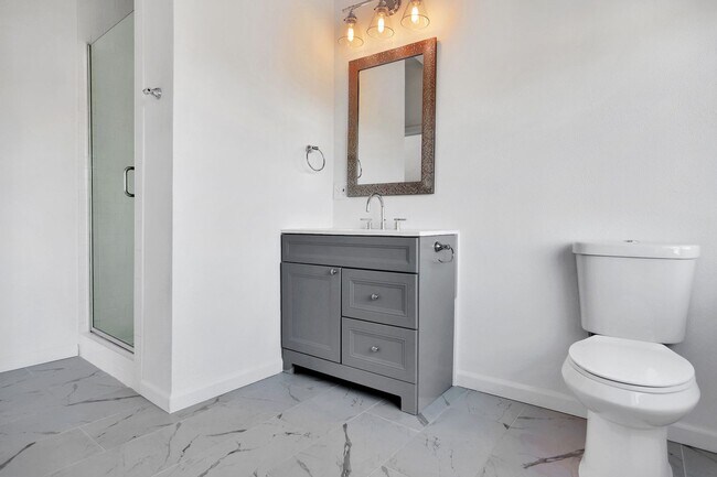 Building Photo - This bright upstairs 2 Bed / 2 Bath apartm...