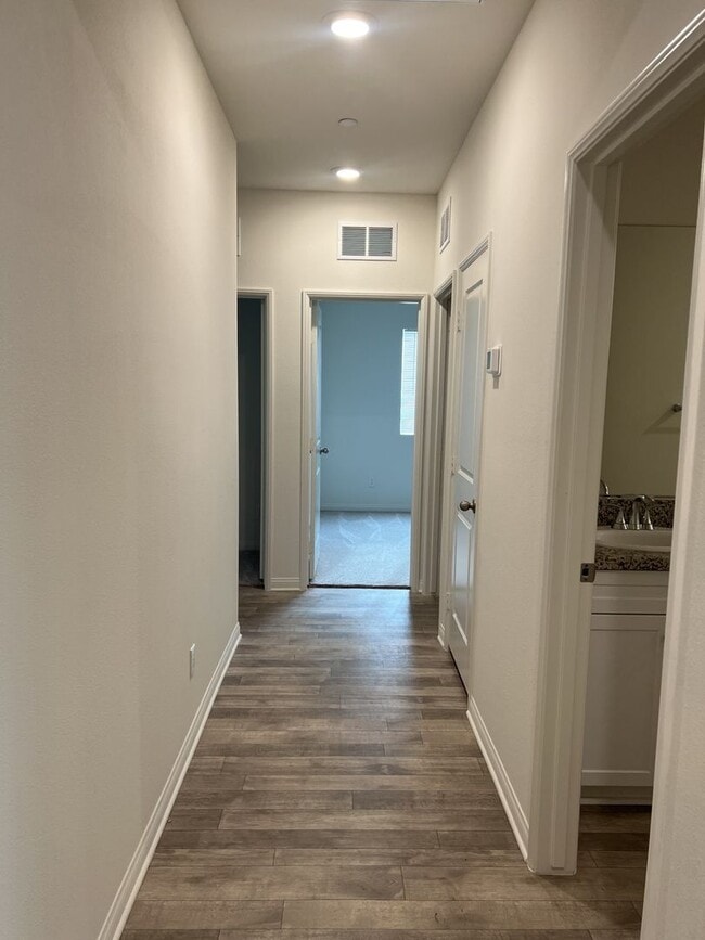 Building Photo - 4 Bedroom 2 Bath