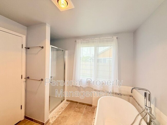 Building Photo - 10411 NE 66th St