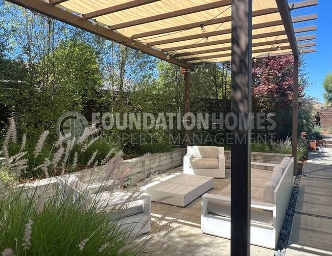 Building Photo - 643 Tanbark Terrace