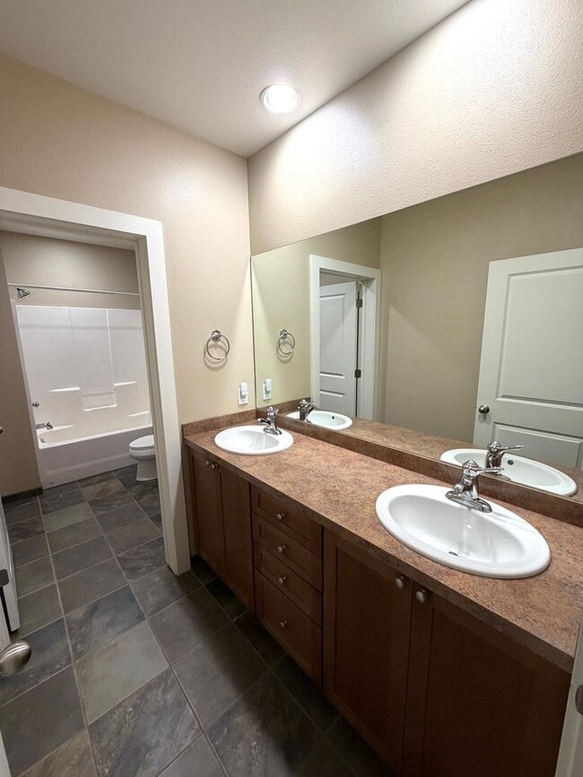 Building Photo - Absolutely Stunning, 6-Bed 3.5 Bath Execut...