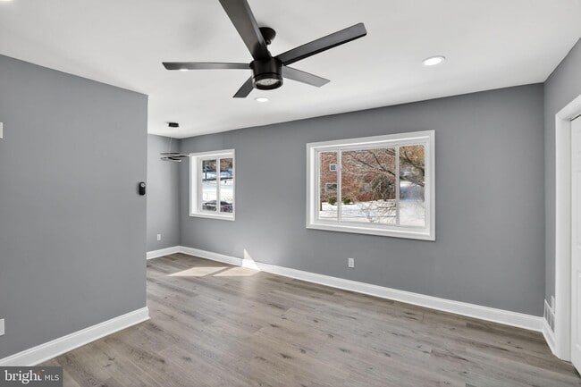 Building Photo - 146 Joliet St