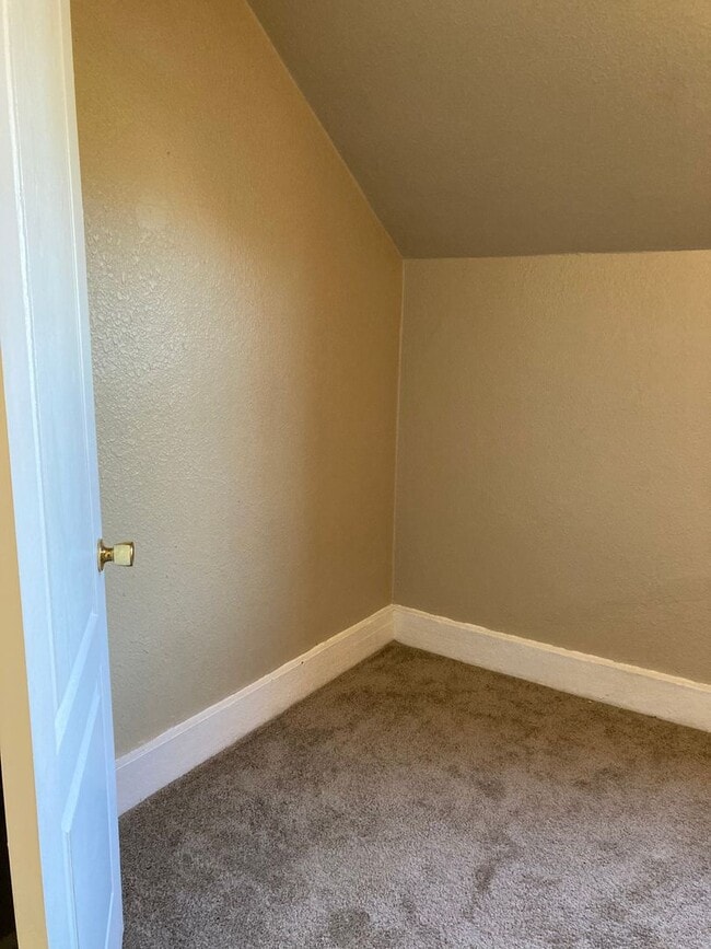 Building Photo - Three Bedroom Single-Family Home Close To Downtown