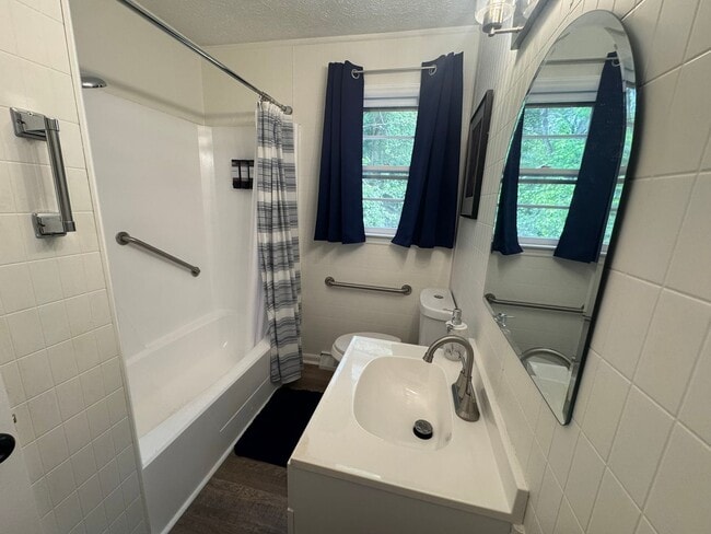 Building Photo - Newly Renovated 3bed/1.5bath