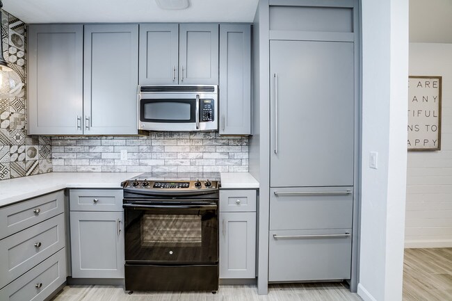 Building Photo - 1 and 2 Bedrooms Great Location with Community Pool and Onsite Laundry! 1/2 of Mile from U of A