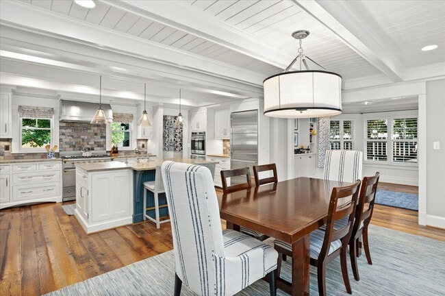 Building Photo - Exceptional Living in the Heart of Arlingt...