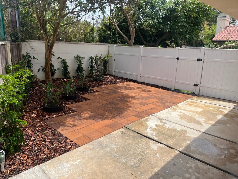 Building Photo - 1584 Redlands Pl