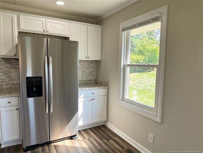 Building Photo - 3921 Village Dr