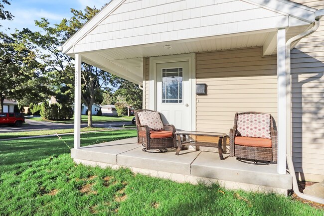 Building Photo - 935 Calvary Ave NW