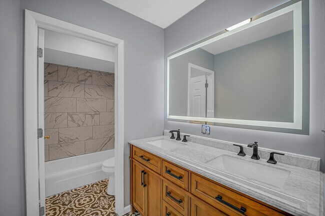 Building Photo - 5420 N Sheridan Rd