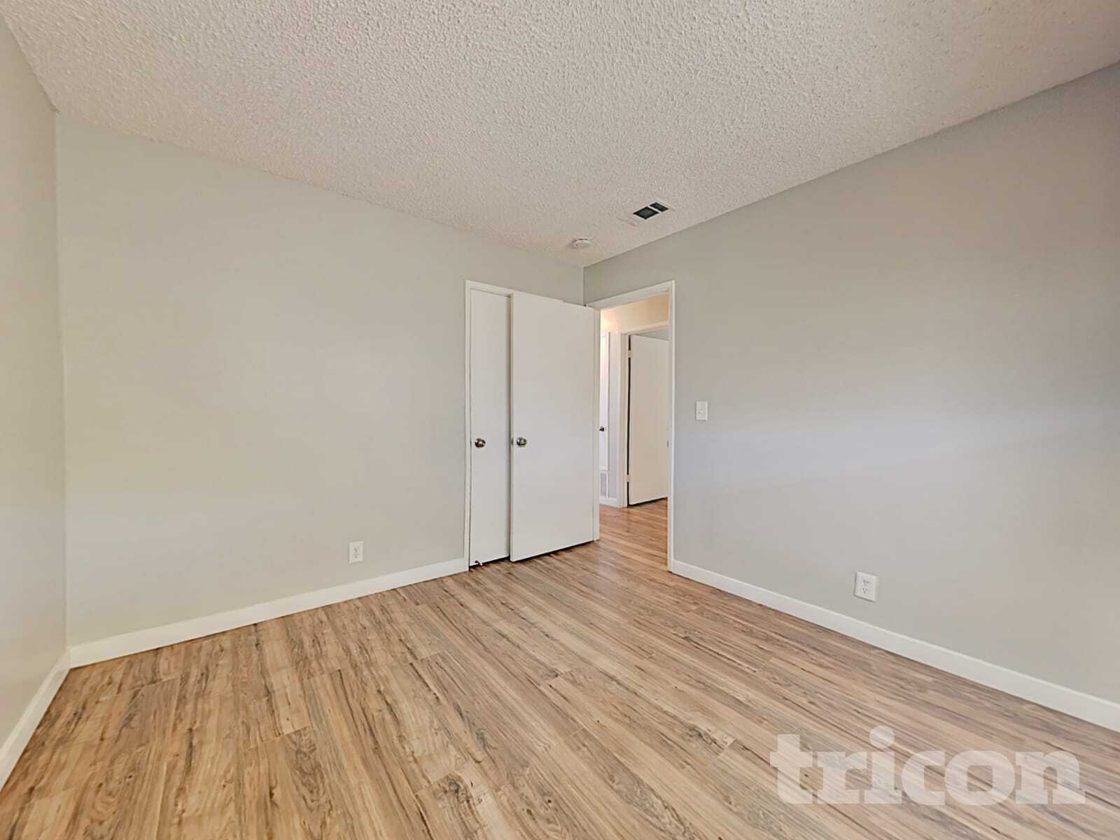 Building Photo - 402 E Pacific Ave