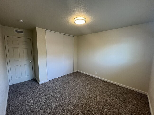 Building Photo - 6417-6417 San Stefano St