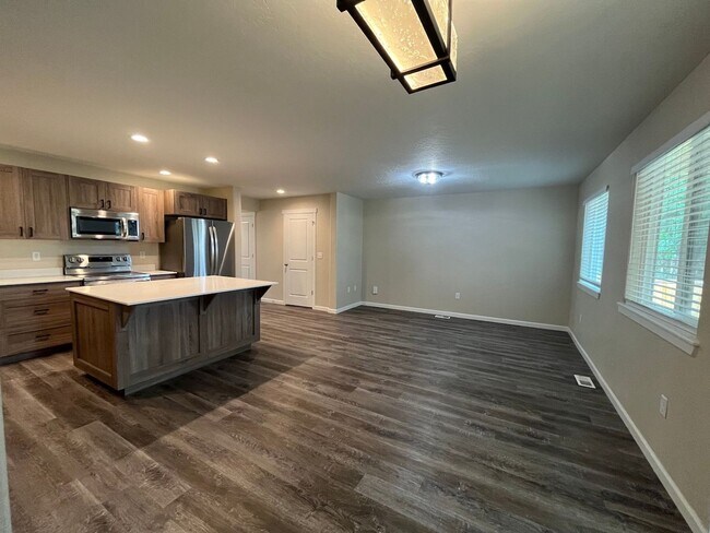 Building Photo - 3-Bed Home with Garage & Fenced Yard in Pr...
