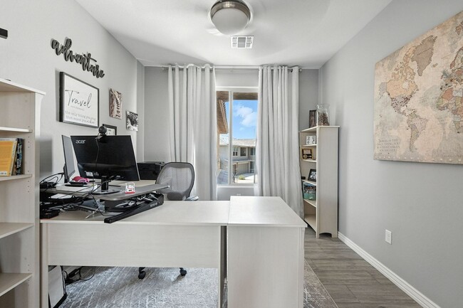 Building Photo - Beautiful condo with mountain views in gated community