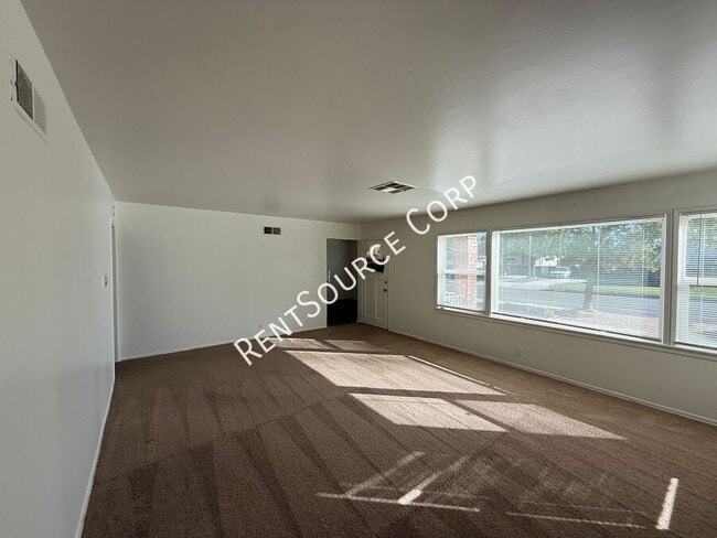 Building Photo - 44415 Lowtree Ave