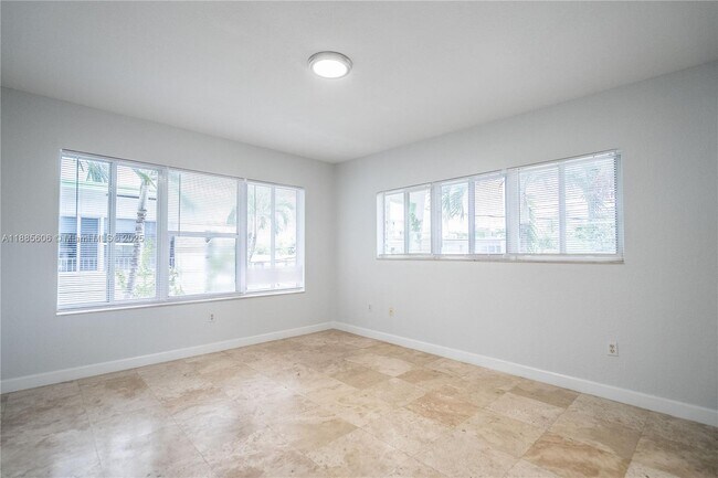 Building Photo - 2180 Bay Dr