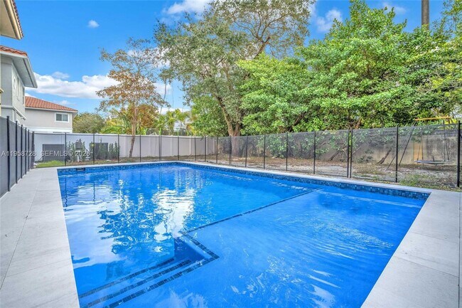 Building Photo - 545 Forest View Cir