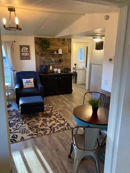 Primary Photo - 405 W Aspen Ave