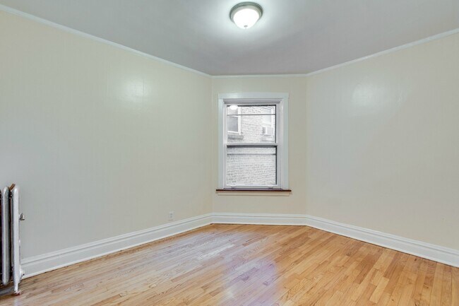Building Photo - 1434 W Thorndale Ave