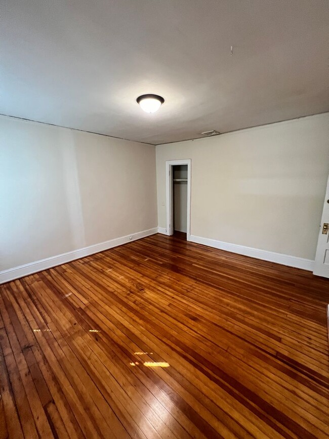Building Photo - Renovated 4 Bedroom Townhouse! Off Street ...