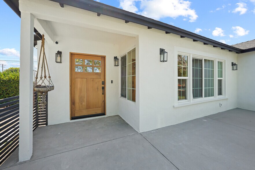 Building Photo - 6501 Hesperia Ave