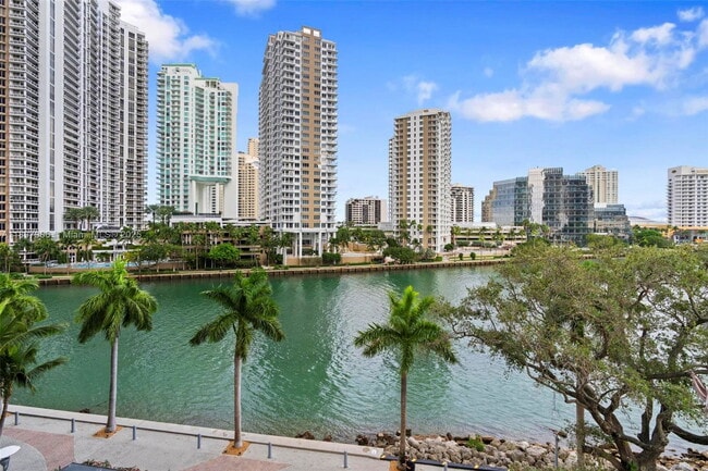 Building Photo - 495 Brickell Ave