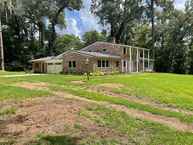 Building Photo - Stunning 3-Bedroom Home with Attached Priv...