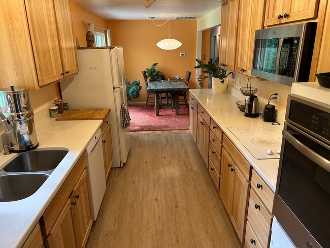 Building Photo - 3 Bedroom single level home w/garage AND free landscaping