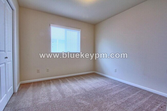 Building Photo - 3 Bed, 2.5 Bath Townhome with Upstairs Office or Tech Room