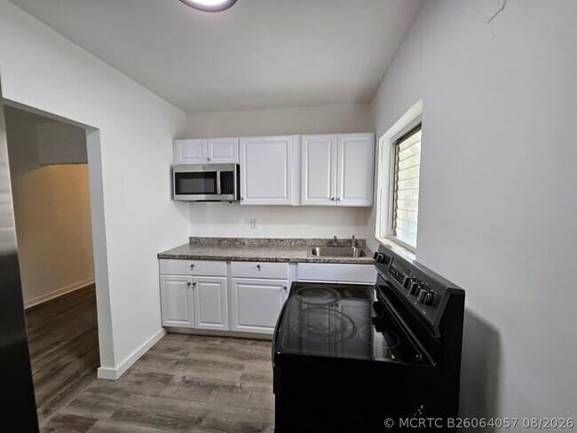 Building Photo - 1732 SW 21st Ter