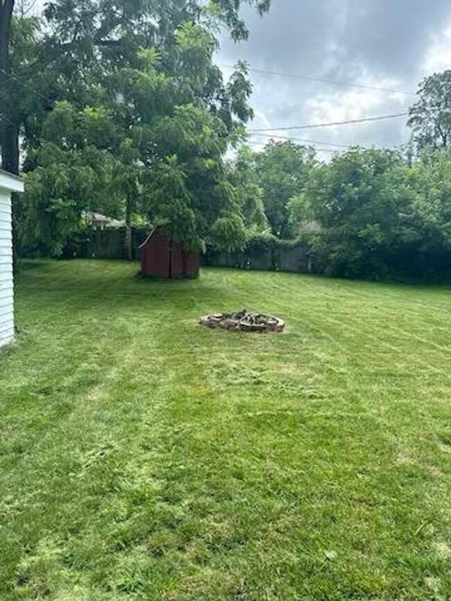 Building Photo - 2 Bedroom, 1 Bath Home w/Garage Available ...