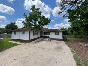Building Photo - Gorgeous all renovated Home in Huntsville,...