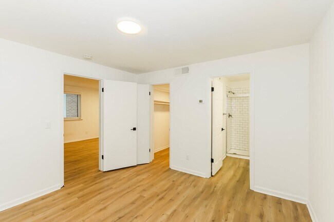 Building Photo - One Month Free ~ 1 bed/1 bath on King St.