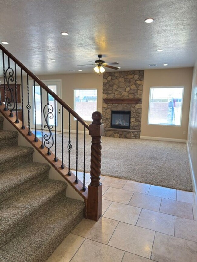 Building Photo - Gorgeous 6 Bedroom Home in Washington!