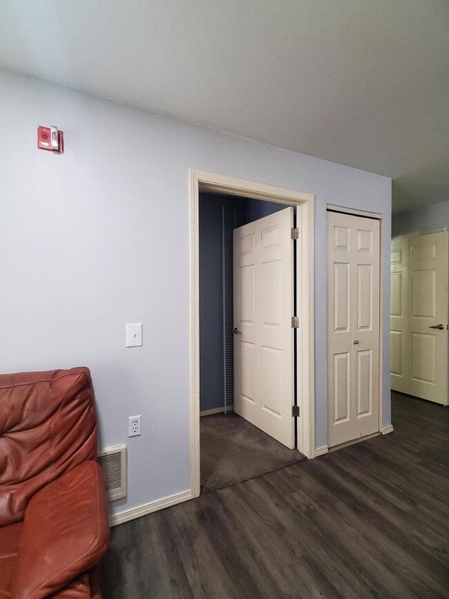 Building Photo - Cozy, 2 Bedroom Apartment for Rent in the Birchwood Neighborhood!