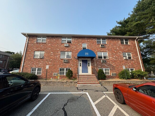 Building Photo - Freshly Updated 1 Bedroom Newburyport Cond...