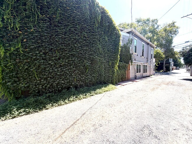 Building Photo - Tastefully remodeled Midtown Sacramento Apartment with Private Backyard Patio!