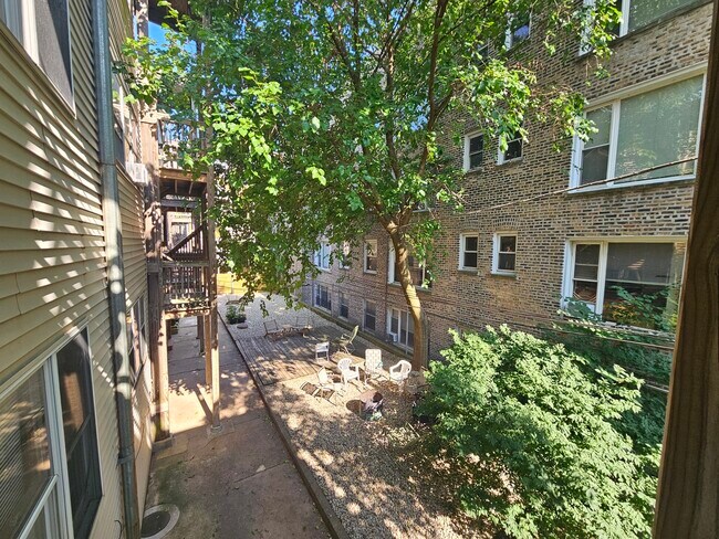 Building Photo - 709 W Cornelia Ave