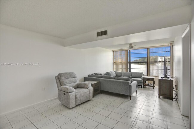 Building Photo - 1524 Whitehall Dr