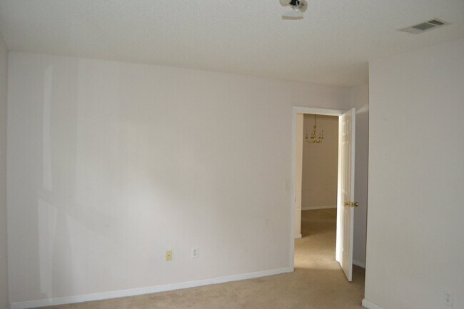 Building Photo - Apartment For Rent