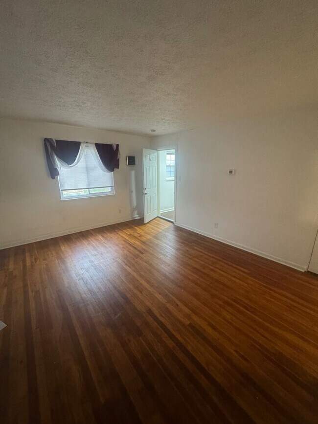 Building Photo - 1903 W Grand Ave