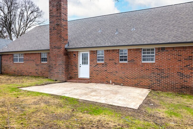 Building Photo - 5 bedroom 3 bath in Covington recently renovated just off the town square