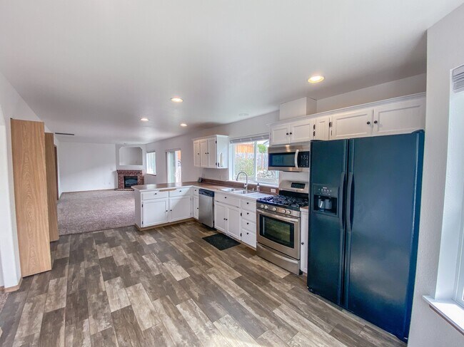 Open kitchen - 9010 174th Street Ct E
