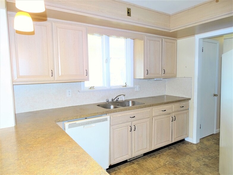 Building Photo - 1357 E Oregon Rd