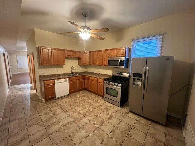 Building Photo - 2028 N Hamlin Ave