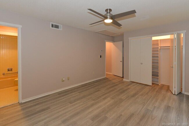 Building Photo - 994 Heritage Vlg