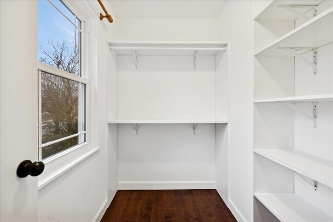 Building Photo - 20 S Parliament Way